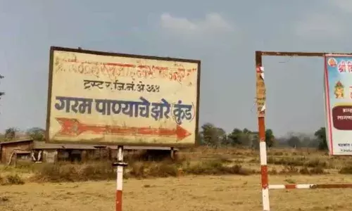 गरम पाण्याच्या कुंडावर अंघोळ करण्यासाठी पर्यटकांची गर्दी गरम पाण्याच्या कुंडावर अंघोळ करण्यासाठी पर्यटकांची गर्दी