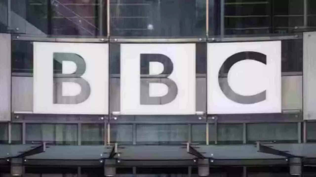 BBC IT Raid : The Modi question  डॉक्युमेंटरीनंतर BBC कार्यालयावर छापा, अघोषित आणीबाणीचा काँग्रेसचा आरोप