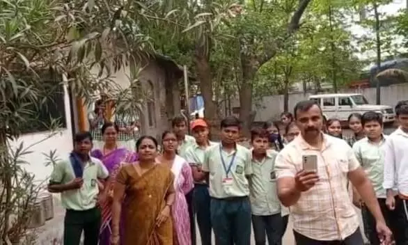 बाप रे बाप ! वर्गात घुसला साप ; सापाला पाहून विद्यार्थ्यांची उडाली तारांबळ