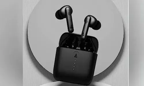 ४ हजार रूपयांचा वायरलेस एअरबड फक्त ९९९ रूपयांना