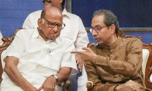 उद्धव ठाकरे शरद पवार यांना म्हणाले, भिऊ नको मी पाठीशी आहे उद्धव ठाकरे शरद पवार यांना म्हणाले, भिऊ नको मी पाठीशी आहे
