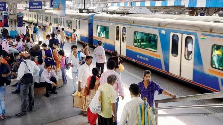 AC Local Train मध्ये फुकट्यांचा सुळसुळाट