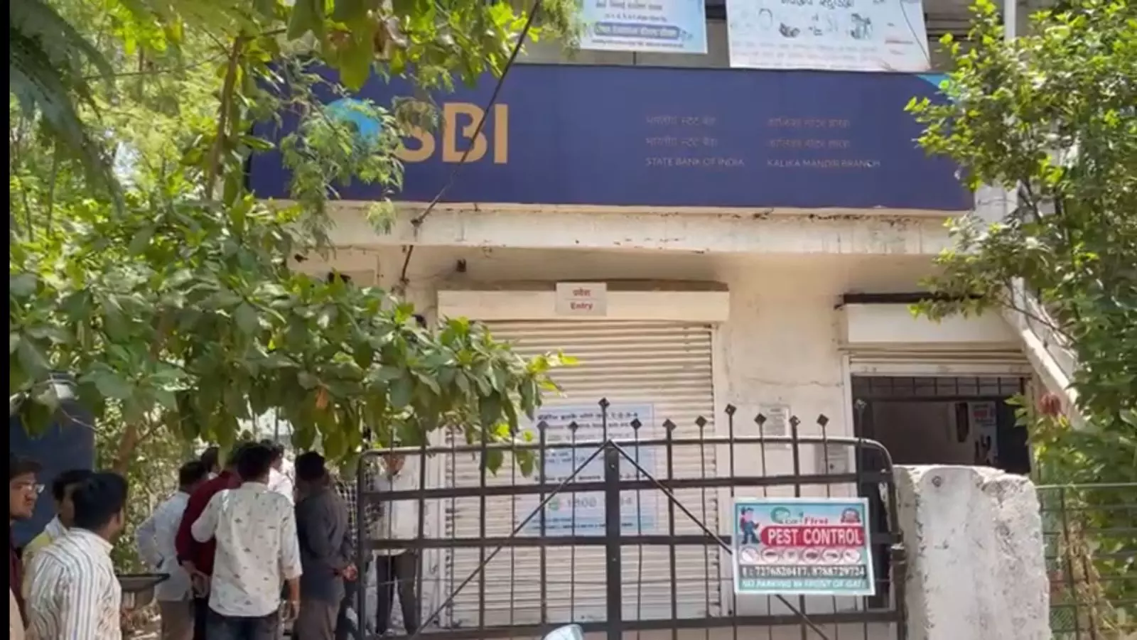 जळगावात भर दिवसा SBI बँकेत दरोडा, मॅनेजरवर वार, मॅनेजर आणि कॅशियरचे मोबाईल घेऊन फरार