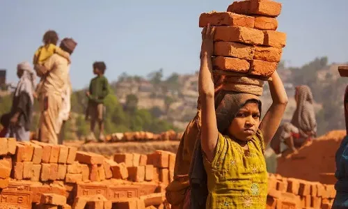 बालमजुरी थांबवण्यासाठी सामाजिक जाणिवेची गरज आहे बालमजुरी थांबवण्यासाठी सामाजिक जाणिवेची गरज आहे