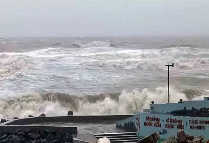 Biparjoy Cyclone | गुजरातमध्ये जोरदार पाऊसाची सुरूवात; पंतप्रधानांसह, गुजरात मुख्यमंत्र्यांनी घेतला आढावा