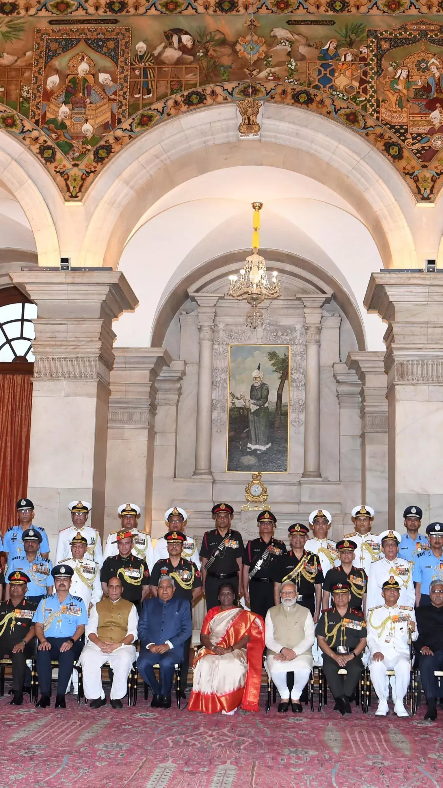 राष्ट्रपतींच्या हस्ते लष्करी अधिकाऱ्यांचा सेवा पदकाने गौरव