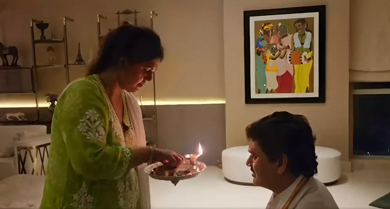 धनंजय मुंडेंच्या मंत्री पदी नियुक्तीनंतर पंकजा मुंडे यांनी केल औक्षण