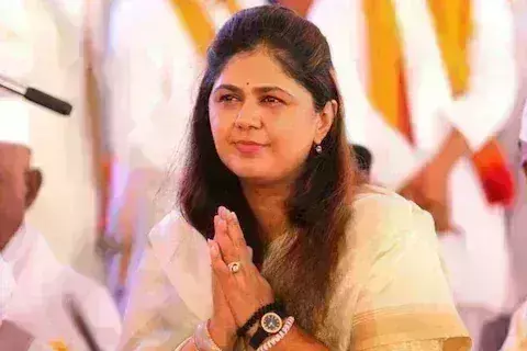 पवार घराण्यात फूट, मुंडे बहिण भाऊ एकत्र येणार का? पंकजा मुंडे यांचे स्पष्टीकरण