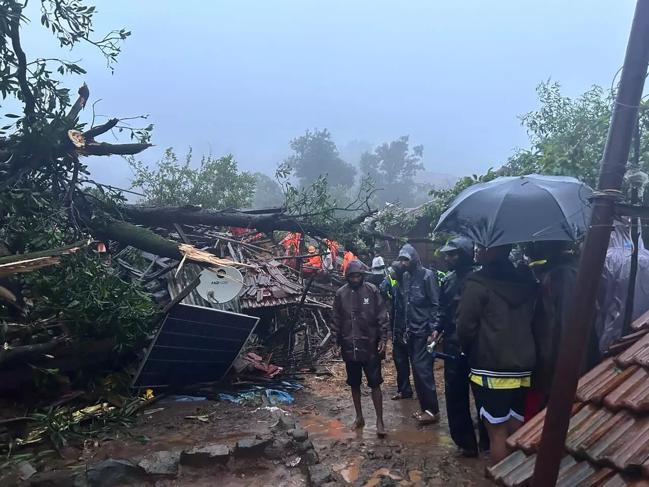 Landslide in Maharashtras Raigad; अनेकजण अडकल्याची भीती