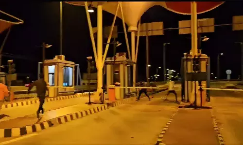 अमित ठाकरेंचा ताफा अडवला, समृद्धी टोलनाक्यावर MNS चे खळ्ळ् खट्याक अमित ठाकरेंचा ताफा अडवला, समृद्धी टोलनाक्यावर MNS चे खळ्ळ् खट्याक