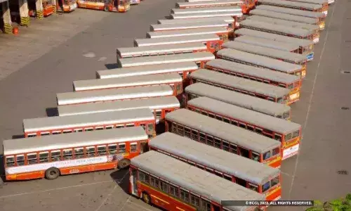 मुंबईत बेस्ट कर्मचाऱ्यांचं धरणे आंदोलन मुंबईत बेस्ट कर्मचाऱ्यांचं धरणे आंदोलन