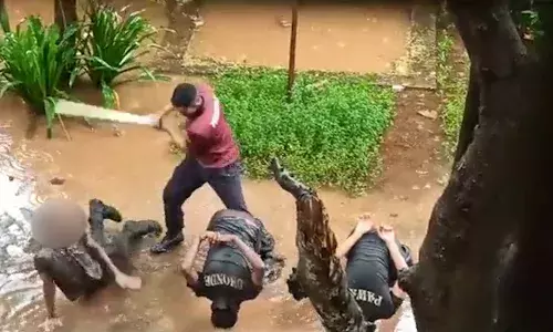 ठाण्यात NCC च्या विद्यार्थ्यांना अमानुष मारहाण, Video झाला Viral ठाण्यात NCC च्या विद्यार्थ्यांना अमानुष मारहाण, Video झाला Viral