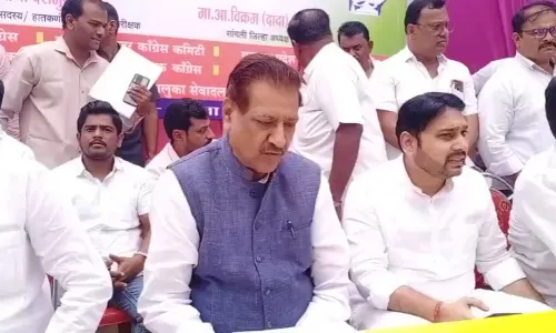 हुकूमशाही सरकारविरोधी लढणाऱ्या पक्षांसोबत निवडणूक लढवणार - पृथ्वीराज चव्हाण हुकूमशाही सरकारविरोधी लढणाऱ्या पक्षांसोबत निवडणूक लढवणार - पृथ्वीराज चव्हाण