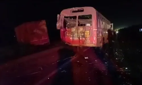 नाशिक-पुणे महामार्गावर एसटी व ट्रकचा भीषण अपघात, एकाचा मृत्यू नाशिक-पुणे महामार्गावर एसटी व ट्रकचा भीषण अपघात, एकाचा मृत्यू