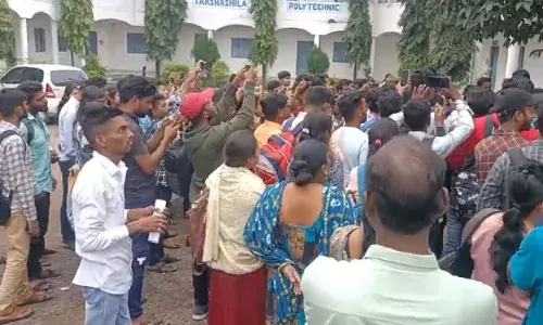 तलाठी परीक्षेचं सर्व्हर डाऊन, परीक्षा केंद्राबाहेर विद्यार्थ्यांनी घातला गोंधळ, TCS ने दिलं स्पष्टीकरण तलाठी परीक्षेचं सर्व्हर डाऊन, परीक्षा केंद्राबाहेर विद्यार्थ्यांनी घातला गोंधळ, TCS ने दिलं स्पष्टीकरण