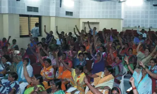 आत्महत्याग्रस्त कुटुंबातील महिला शेतकरी जमिनीच्या हक्कापासून वंचितच आत्महत्याग्रस्त कुटुंबातील महिला शेतकरी जमिनीच्या हक्कापासून वंचितच