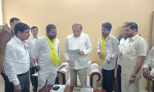 धनगर आरक्षणाचा वाद पेटला, मंत्री राधकृष्ण विखे पाटलांवर भंडारा उधळला धनगर आरक्षणाचा वाद पेटला, मंत्री राधकृष्ण विखे पाटलांवर भंडारा उधळला