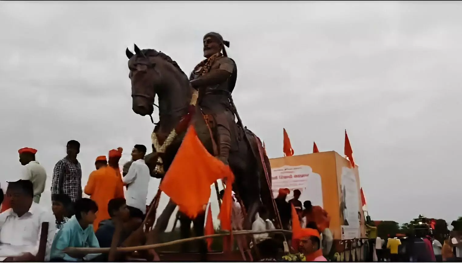 जळगावात पुतळा अनावरणाचं राजकारण तापलं, मुख्यमंत्री-उपमुख्यमंत्र्यांऐवजी उद्धव ठाकरे यांच्या हस्ते होणार अनावरण