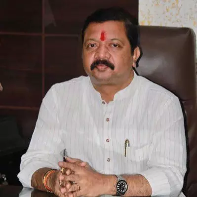 स्वदेशी मिल कामगारांना उच्च न्यायालयाचा दिलासा, कामगारांनी मानले मंगेश कुडाळकर यांचे आभार