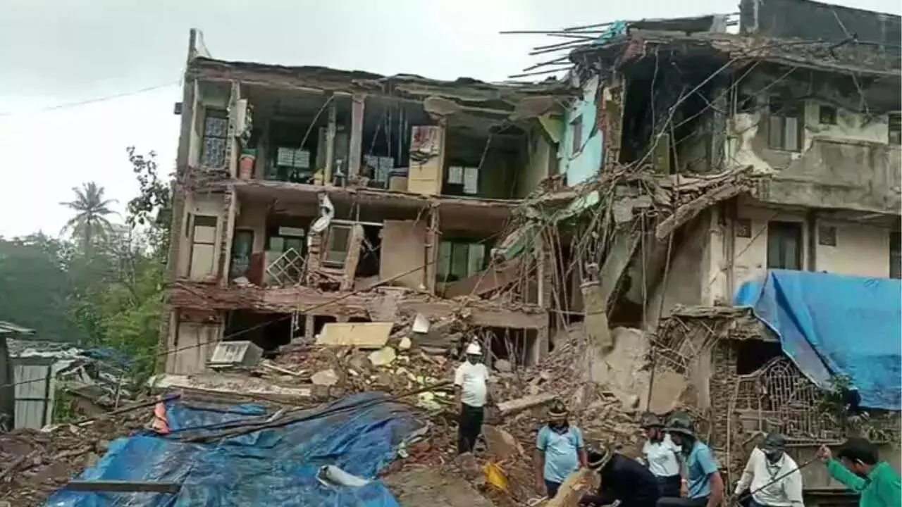 Dombivli Building Collapse | डोंबिवलीत इमारत कोसळली, अनेकजण ढिगाऱ्याखाली अडकल्याची भीती