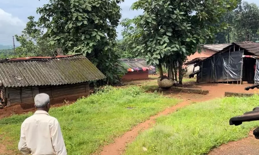 एका तपानंतरही गोठणेच्या ग्रामस्थांना मातीच्या घरात राहावं लागतंय