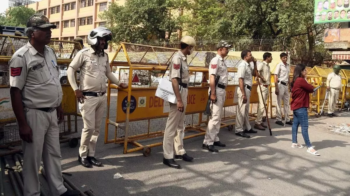 दिल्लीत पत्रकारांच्या घरी धाडी, लॅपटॉप, फोन घेतले ताब्यात