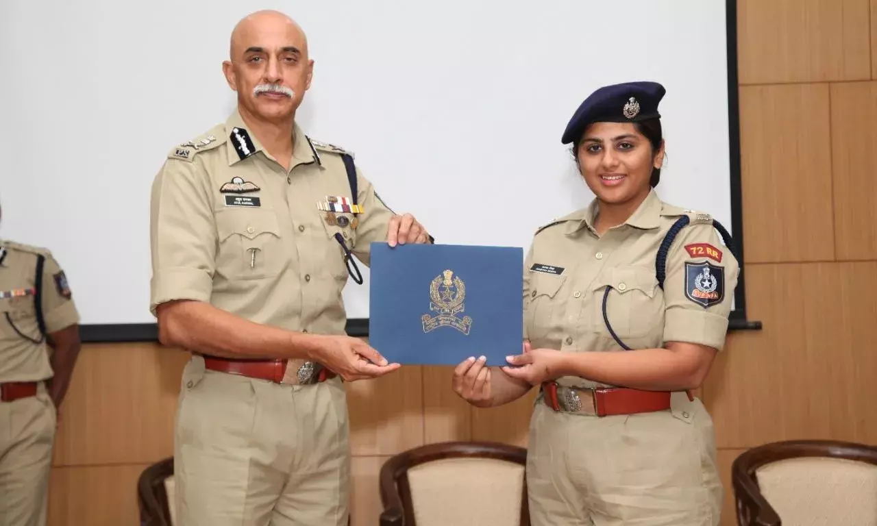 पहिल्याच प्रयत्नात केली UPSC पार , अन् बनली IPS अधिकारी पहिल्याच प्रयत्नात केली UPSC पार , अन् बनली IPS अधिकारी