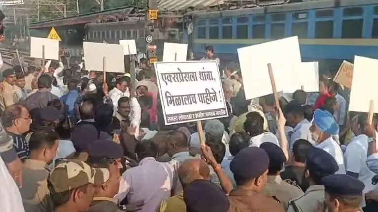 लोणावळ्यात रेल रोको