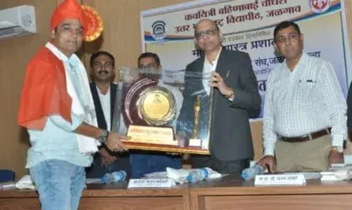 मॅक्स महाराष्ट्रचे पत्रकार संतोष सोनवणे यांना दर्पणकार पुरस्कार प्रदान... मॅक्स महाराष्ट्रचे पत्रकार संतोष सोनवणे यांना दर्पणकार पुरस्कार प्रदान...