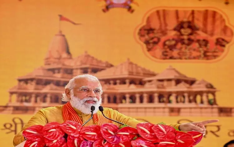 राम मंदिर कारागीरांचं PM मोदींकडून कौतूक; आनंदोत्सवात केली मजूरांवर पुष्पवृष्टी