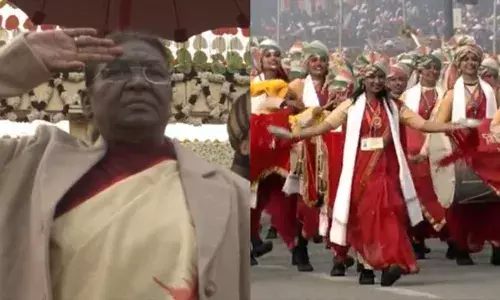 राष्ट्रपतींच्या हस्ते तिरंग्याचे ध्वजारोहन, नारी शक्तीचे कर्तव्यपथावर दर्शन राष्ट्रपतींच्या हस्ते तिरंग्याचे ध्वजारोहन, नारी शक्तीचे कर्तव्यपथावर दर्शन