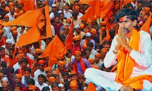 निवासस्थानी जाण्याआधी जरांगेंनी घेतली, गोदा पट्ट्यातील आंदोलकांसोबत बैठक निवासस्थानी जाण्याआधी जरांगेंनी घेतली, गोदा पट्ट्यातील आंदोलकांसोबत बैठक