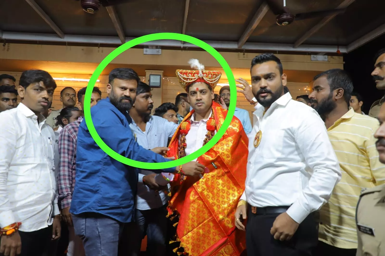 गुंड हेमंत दाभेकर, वाढदिवसा निमित्त मुख्यमंत्र्यांच्या निवासस्थानी