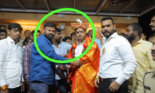 गुंड हेमंत दाभेकर, वाढदिवसा निमित्त मुख्यमंत्र्यांच्या निवासस्थानी गुंड हेमंत दाभेकर, वाढदिवसा निमित्त मुख्यमंत्र्यांच्या निवासस्थानी