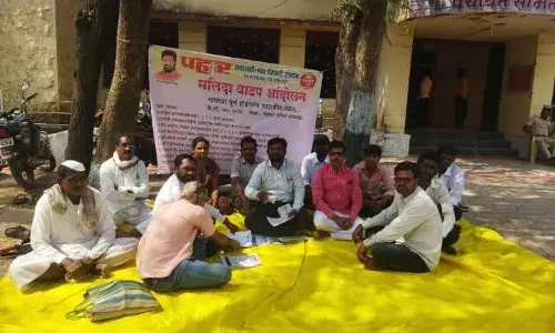 अधिकाऱ्यांनो जनतेचे काम करा अन्यथा मलिदा खा...! सोलापूरात प्रहारचे अनोखे आंदोलन