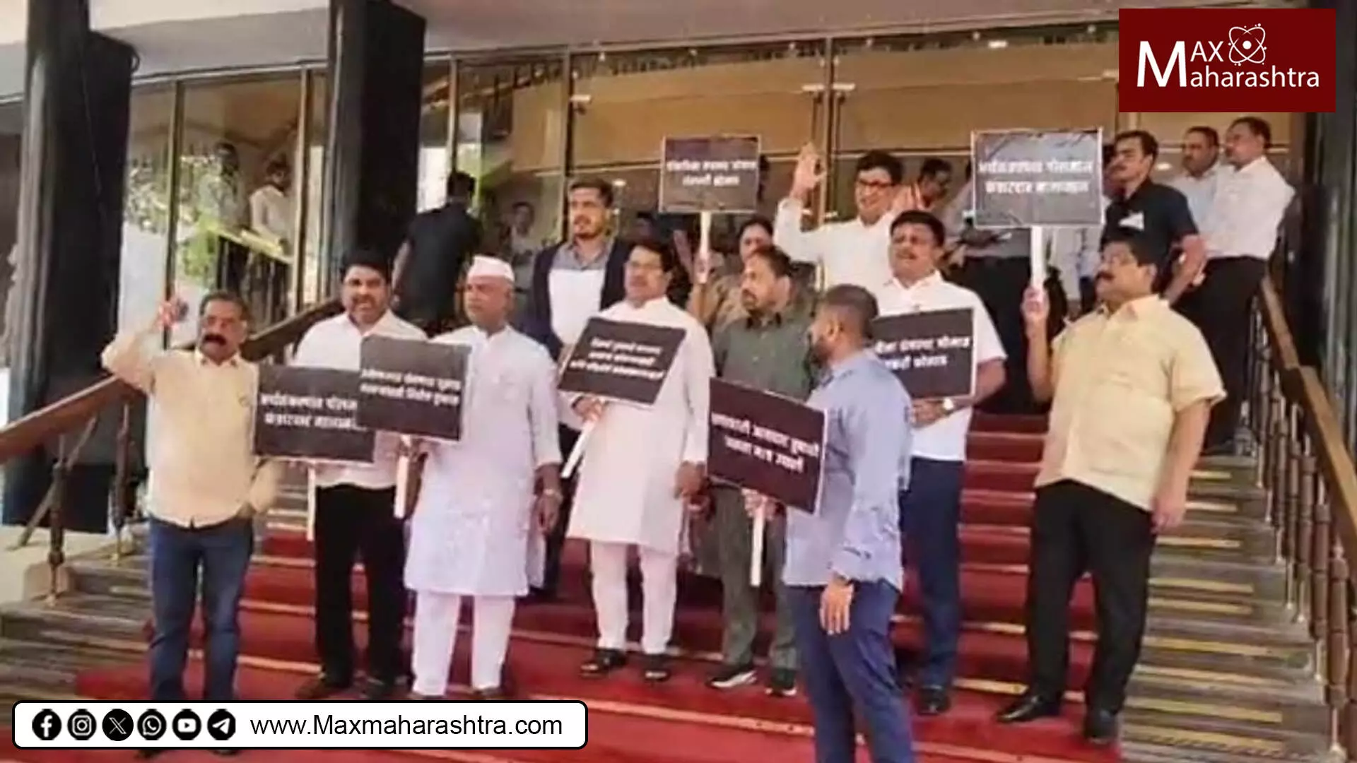 शेतकरी उपाशी अन् सत्ताधारी तुपाशी; विरोधकांनी दिल्या विधिमंडळाच्या पायऱ्यावर घोषणा