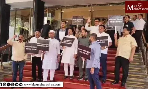 शेतकरी उपाशी अन् सत्ताधारी तुपाशी; विरोधकांनी दिल्या विधिमंडळाच्या पायऱ्यावर घोषणा शेतकरी उपाशी अन् सत्ताधारी तुपाशी; विरोधकांनी दिल्या विधिमंडळाच्या पायऱ्यावर घोषणा