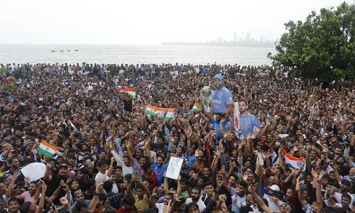 इंडिया इंडियाच्या जय घोषात भारतीय क्रिकेट संघाचे स्वागत करण्यासाठी क्रिकेटप्रेमी सज्ज इंडिया इंडियाच्या जय घोषात भारतीय क्रिकेट संघाचे स्वागत करण्यासाठी क्रिकेटप्रेमी सज्ज