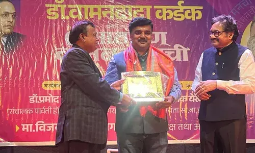 मॅक्स महाराष्ट्रचे पत्रकार धनंजय सोळंके महाकवी डॉ. वामनदादा कर्डक पुरस्काराने सन्मानित मॅक्स महाराष्ट्रचे पत्रकार धनंजय सोळंके महाकवी डॉ. वामनदादा कर्डक पुरस्काराने सन्मानित