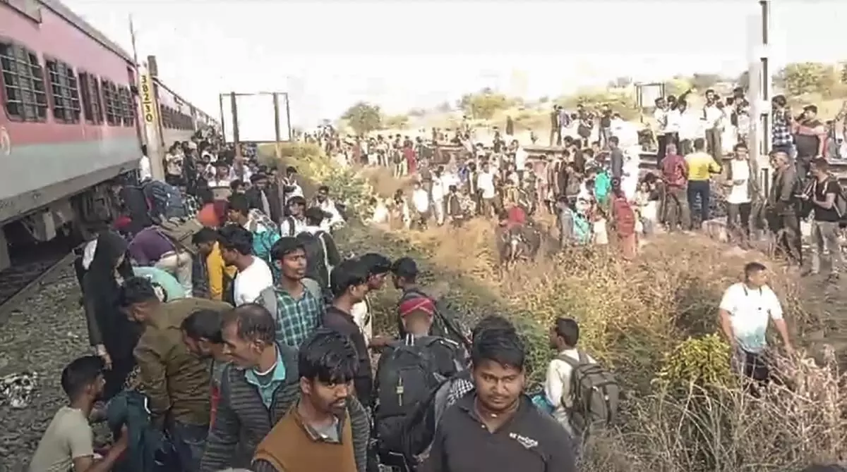 Jalgaon Train Tragedy Live : जळगावमध्ये रेल्वे ट्रॅकवर क्षणात सगळं संपलं