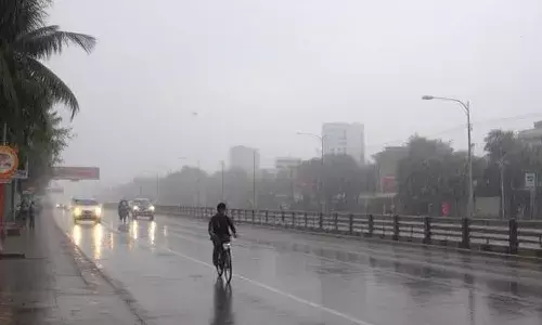 महाराष्ट्रात उन्हाळ्यातच पावसाला सुरुवात महाराष्ट्रात उन्हाळ्यातच पावसाला सुरुवात