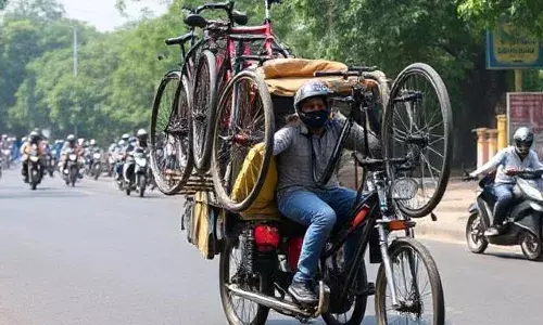 सायकल वाहून नेणाऱ्या वाहनांवर कारवाई नाहीच सायकल वाहून नेणाऱ्या वाहनांवर कारवाई नाहीच