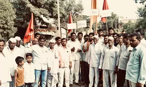 सोयाबीन व कापूस खरेदी केंद्र सुरू करा, किसान सभेचे राज्यभर आंदोलन सोयाबीन व कापूस खरेदी केंद्र सुरू करा, किसान सभेचे राज्यभर आंदोलन