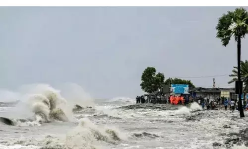 भयावह चक्रीवादळ आणि कैक मृतदेहांची विल्हेवाट ! भयावह चक्रीवादळ आणि कैक मृतदेहांची विल्हेवाट !