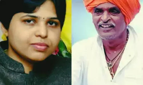 इंदुरीकर तुम्ही प्रबोधनकार, कीर्तनकार नसून कॉमेडियन आहात, तृप्ती देसाई यांची टीका इंदुरीकर तुम्ही प्रबोधनकार, कीर्तनकार नसून कॉमेडियन आहात, तृप्ती देसाई यांची टीका