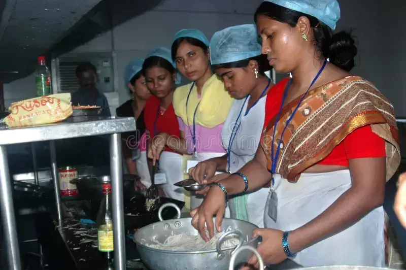 खाद्यपदार्थ क्षेत्रातील महिलांसाठी धोक्याची घंटा, Corporate तुमचा उद्योग करतायेत हायजॅक