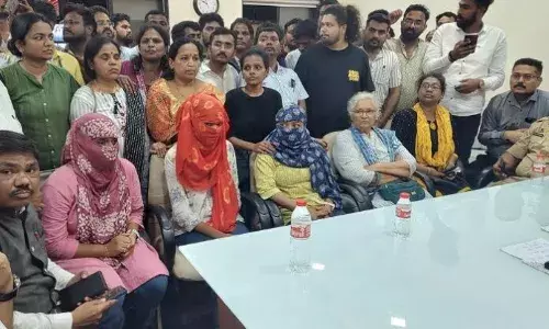 Pune मुलींना जातिवाचक शिवीगाळ प्रकरण, पोलिसांविरोधात गुन्हा दाखल करून तपास करण्याचे कोर्टाचे आदेश Pune मुलींना जातिवाचक शिवीगाळ प्रकरण, पोलिसांविरोधात गुन्हा दाखल करून तपास करण्याचे कोर्टाचे आदेश