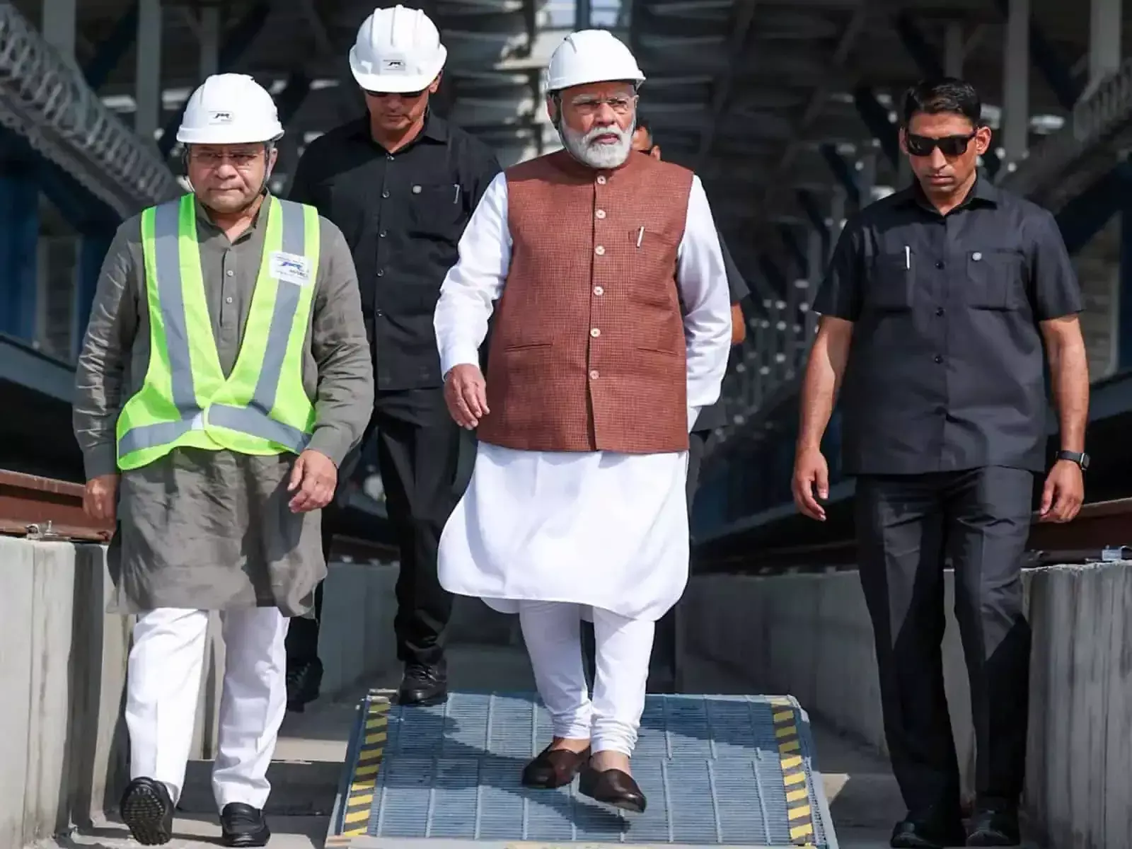 Surat Bullet train Station : PM Modi यांनी केली पाहणी, कर्मचाऱ्यांशी साधला संवाद
