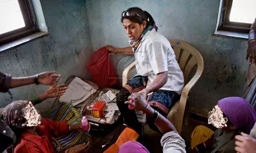 AIDS निर्मूलनात जीवाची बाजी लावणाऱ्यांना हा समाज साधे श्रेयही देऊ शकला नाही ?