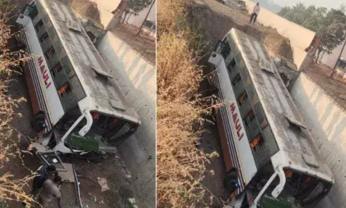Karad Bus Accident : नाशिकच्या विद्यार्थ्यांची सहल बस २० फूट दरीत कोसळली, जखमींवर उपचार सुरु